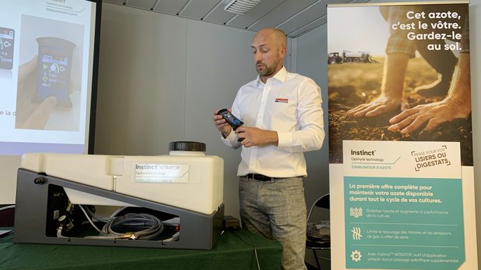 Cyrille Brichet (Buisard distribution) a présenté, lors du Space, l'équipement Nitratop, constitué entre autres d'une cuve de 50 litres et d'un châssis, et actionné à l'aide d'un boîtier de commande.