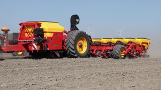 Les semoirs monograines Tempo L de Väderstad peuvent désormais apporter de l'engrais liquide au semis.