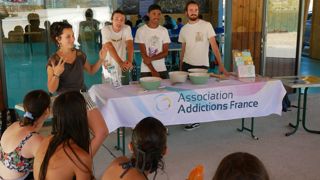 Les élèves de deuxième année de BTS expliquent les risques de l’addiction aux côtés de Noémie Boutonné, chargée de mission d’Addictions France.