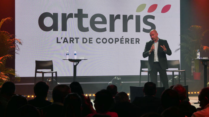 Le président d'Arterris, Jean-François Naudi, conclut la convention Symphonia, mercredi 20 septembre, devant le nouveau logo.
