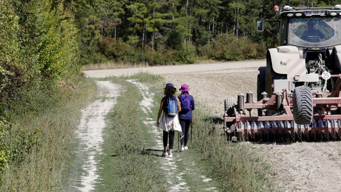 À la différence du chemin rural qui est une voie affectée à l’usage du public, un chemin d’exploitation sert exclusivement à la communication entre différentes propriétés ou exploitations.