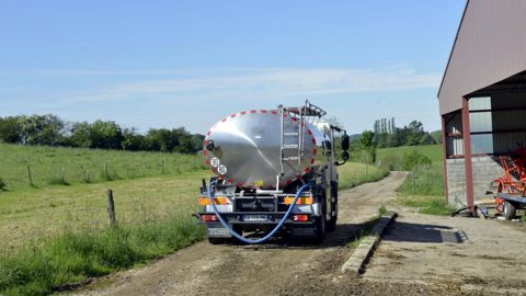 Lactalis et l'Unell ont fini par s'entendre sur un prix du lait annuel de 429 €/1000 litres en 2023, soit 5 € de plus que la moyenne en 2022 (photo d'illustration). Lactalis et l'Unell ont fini par s'entendre sur un prix du lait annuel de 429 €/1000 litres en 2023, soit 5 € de plus que la moyenne en 2022 (photo d'illustration).