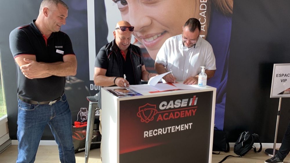 Mardi 5 septembre, à Innov Agri, le directeur commercial de Case IH France, Lionel Gleyroux, a signé un partenariat avec le lycée de Vesoul, représenté ici par Ludovic Deret, directeur de l’agrocampus (à droite). 