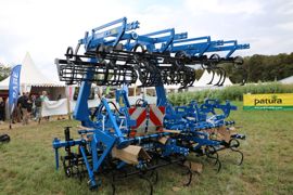 Rabe dévoile Fink, un déchaumeur de type scalpeur. Dessiné sur le châssis du vibroculteur de la marque, le nombre de dents a été réduit afin de dégager suffisamment d’espace pour l’évacuation des résidus. Une herse peigne sur deux rangées prend la place du rouleau à l’arrière de la machine.