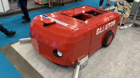 Miro : Le robot Glouton ramasse le lisier dans le bâtiment d'élevage Miro : Le robot Glouton ramasse le lisier dans le bâtiment d'élevage