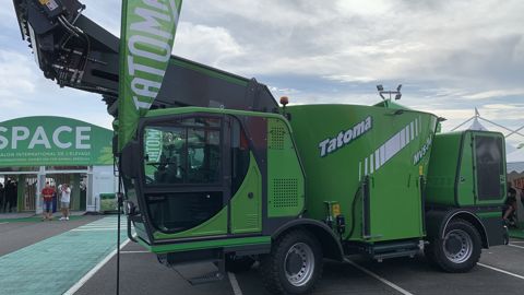 La mélangeuse-distributrice automotrice Fusion de Tatoma se faufile à la ferme La mélangeuse-distributrice automotrice Fusion de Tatoma se faufile à la ferme