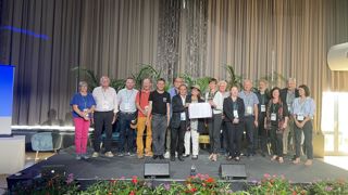 Signature du manifeste pour le patrimoine végétal vivant par un panel d’associations nationales et européennes en clôture des 3es universités du CCVS. Signature du manifeste pour le patrimoine végétal vivant par un panel d’associations nationales et européennes en clôture des 3es universités du CCVS.
