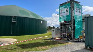 Mauritz et Jacques-Pierre Quaak viennent de mettre en service sur leur exploitation la première unité de liquéfaction de bio-CO2. Mauritz et Jacques-Pierre Quaak viennent de mettre en service sur leur exploitation la première unité de liquéfaction de bio-CO2.