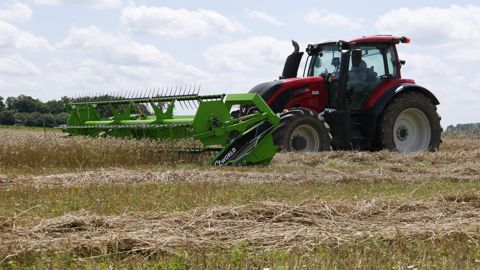 La coupe-andaineuse s’attèle à un tracteur ou à un automoteur dédié. Elle dépose les céréales en andains pour favoriser leur mûrissement. La coupe-andaineuse s’attèle à un tracteur ou à un automoteur dédié. Elle dépose les céréales en andains pour favoriser leur mûrissement.