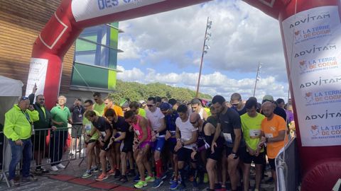 Tous les coureurs prêts à s'élancer pour le semi-marathon des coopératives avec un départ donné par Armel Lesaffre (à g.), président d'Advitam, accompagné de Philippe Lamblin, président de la Ligue des Hauts-de-France d'athlétisme (polo vert).