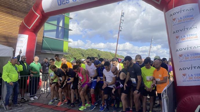 Tous les coureurs prêts à s'élancer pour le semi-marathon des coopératives avec un départ donné par Armel Lesaffre (à g.), président d'Advitam, accompagné de Philippe Lamblin, président de la Ligue des Hauts-de-France d'athlétisme (polo vert).