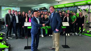 L'inauguration du siège européen, désormais en Allemagne, avec (de gauche à droite) le président du groupe, Yin Chen, et Simon Del-Nevo, président de la région EMEA.