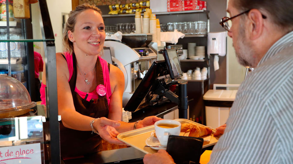 Face aux clients, courtoisie et sourire constant sont indispensables.