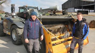 Frédéric et Florian Le Pottier estiment qu’au quotidien, l’utilisation du godet mélangeur sur télescopique ne nécessite pas plus de temps de travail qu’un ensemble tracteur et bol.