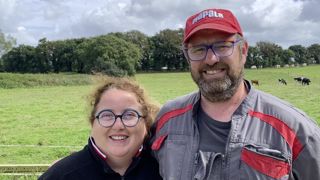 Anne et Jean-Marc Le Vourc’h, associés en Gaec à Plounévez-Lochrist (Finistère),  ont repensé leur système après avoir découvert qu’ils ne respectaient pas les règles sur les jours de présence au pâturage. Cela leur a donné un nouvel élan.