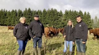 La famille Malacan valorise la rusticité d’un grand troupeau de salers homogène dans ses qualités de race. La famille Malacan valorise la rusticité d’un grand troupeau de salers homogène dans ses qualités de race.