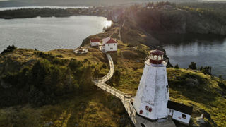 Au Nouveau-Brunswick, tous les coins et recoins de la province sont accessibles aux routes qui longent le littoral et les nombreux cours d'eau. Au Nouveau-Brunswick, tous les coins et recoins de la province sont accessibles aux routes qui longent le littoral et les nombreux cours d'eau.