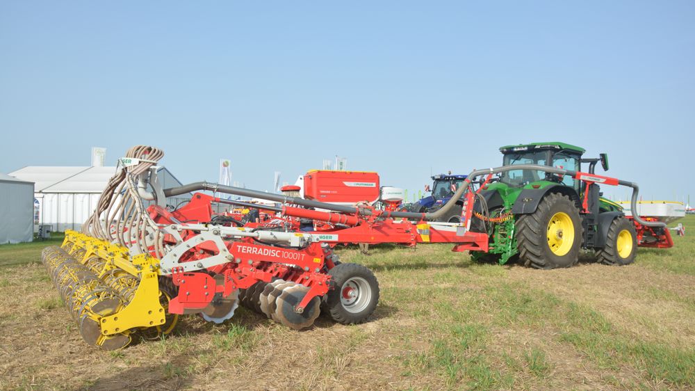 Les déchaumeurs Terradisc peuvent être équipés d'une trémie avant Amico F.