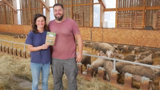 Emilie et Julien Fauré, tous les deux membres du comité des fêtes, ont l'habitude de distribuer des tracts pour les événements dans leur village. Ils ont reproduit, pour leur ferme, cette recette ancestrale...