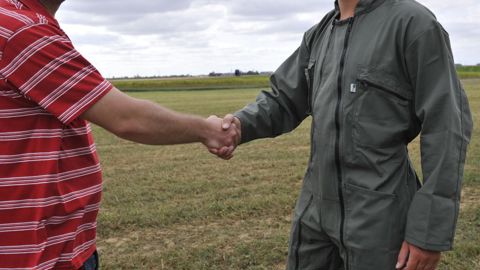 Le contrat fixe les obligations de chacune des parties et le prix. Le contrat fixe les obligations de chacune des parties et le prix.