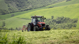 La série MF 3 propose une déclinaison Alpine, adaptée aux utilisations en terrains difficiles et vallonnés. La série MF 3 propose une déclinaison Alpine, adaptée aux utilisations en terrains difficiles et vallonnés.