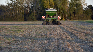 « Si je ne travaille pas, que ma vache ne produit pas, que le tracteur n’est pas dans le champ, il n’y a pas de donnée », rappelle Marie-Françoise Brizard, membre de l'Académie d'agriculture de France. « Si je ne travaille pas, que ma vache ne produit pas, que le tracteur n’est pas dans le champ, il n’y a pas de donnée », rappelle Marie-Françoise Brizard, membre de l'Académie d'agriculture de France.