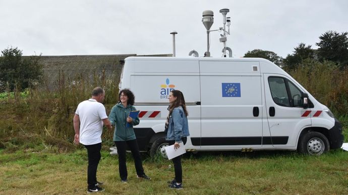 Cedric Petton, éleveur à Plouarzel (Finistère), a accepté de recevoir dans sa ferme une station de mesure d'Air Breizh.