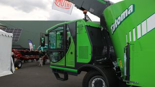 La mélangeuse automotrice compacte Fusion MVS 14 de Tatoma, accueuille une cabine de grand format.