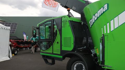 La mélangeuse automotrice compacte Fusion MVS 14 de Tatoma, accueuille une cabine de grand format.