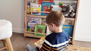 Posées directement au sol, les bibliothèques pour tout-petits présentent les livres à leur hauteur. Posées directement au sol, les bibliothèques pour tout-petits présentent les livres à leur hauteur.
