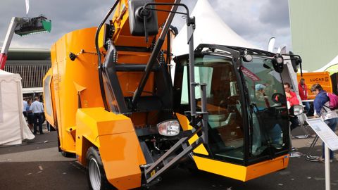 Lucas G installe une cabine repensée sur cette nouvelle automotrice. Elle accueille un joystick en bout d'acoudoir.