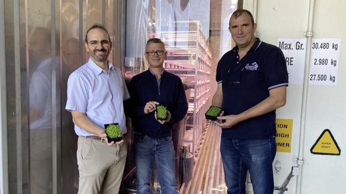 De gauche à droite, Vincent Tardif, directeur stratégie et développement de nouvelles filières de Limagrain et codirecteur de VIF Systems, Serge Garnier, ingénieur R et D chez Limagrain, et Eric Alexandre, adhérent de Limagrain et détenteur d’une ferme verticale à Clerlande (Puy-de-Dôme).