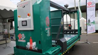 La pailleuse suspendue embarque une batterie pour éviter d'avoir des cables électriques le long du rail.