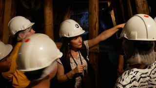 Au musée-mine départemental de Cagnac-les-Mines, dans le Tarn, les visiteurs découvrent la reconstitution de la mine en enfilant des casques de sécurité.
