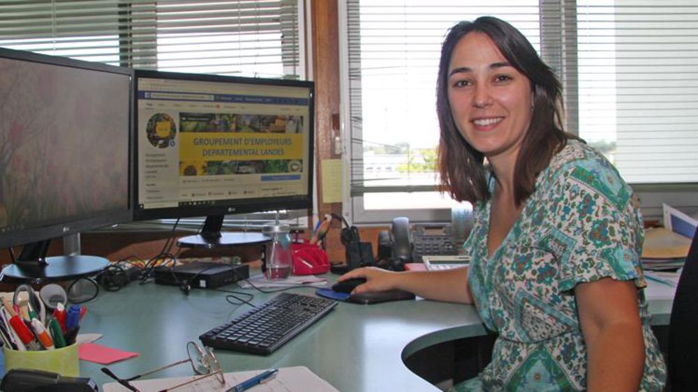 Hélène Duporté a organisé le transport en car des castreurs de maïs du groupement d’employeurs des Landes. © Hélène Quenin/Signiel
