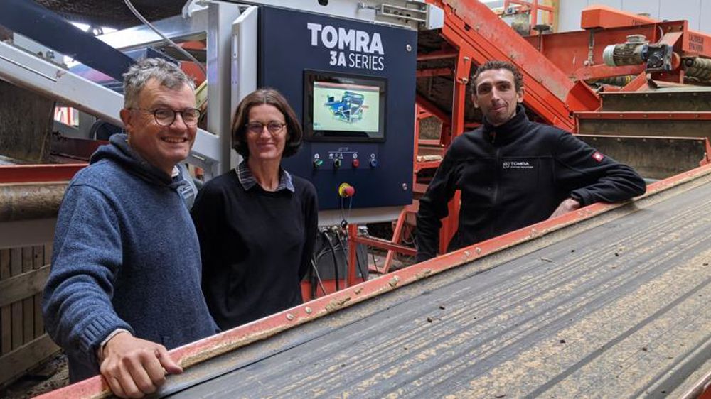 Damien et Nathalie Renard reçoivent leur nouvelle trieuse optique des mains du technicien de Tomra France. © C3M