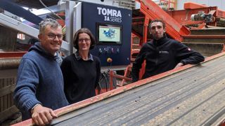 Damien et Nathalie Renard reçoivent leur nouvelle trieuse optique des mains du technicien de Tomra France. © C3M Damien et Nathalie Renard reçoivent leur nouvelle trieuse optique des mains du technicien de Tomra France. © C3M