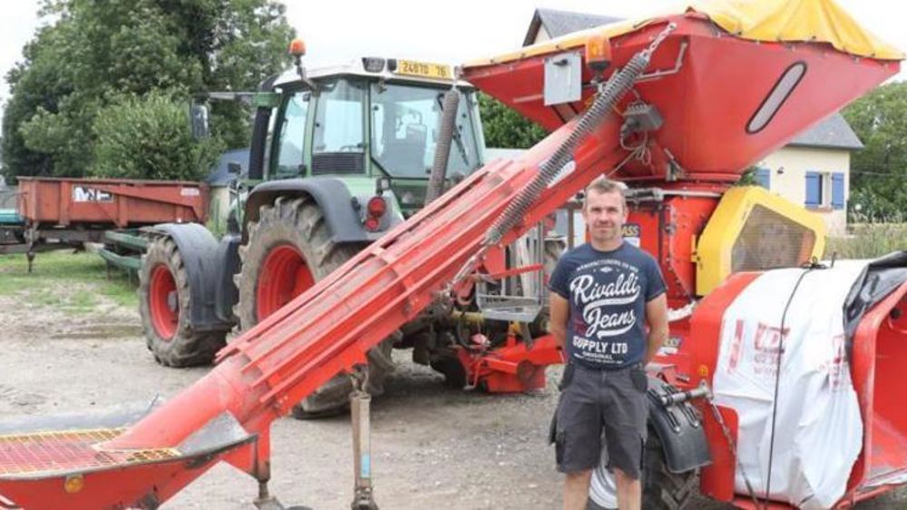 Grâce à une entente avec son employeur, Cyril Benard porte une double casquette : celle de salarié agricole et celle de chef d’entreprise. © P. Denis