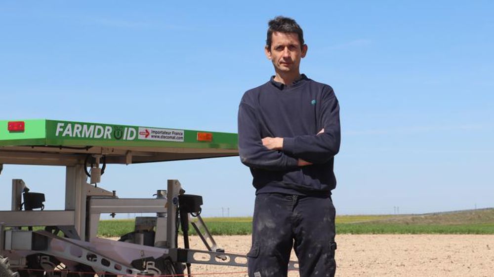 Grâce à un robot, Damien Blondel a soulagé son stress de ne pas trouver du personnel pour désherber ses betteraves bio. © P. Peeters