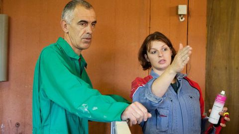 Les nouveaux salariés sont accompagnés par un tuteur référent durant leurs premiers jours sur une exploitation. © DR