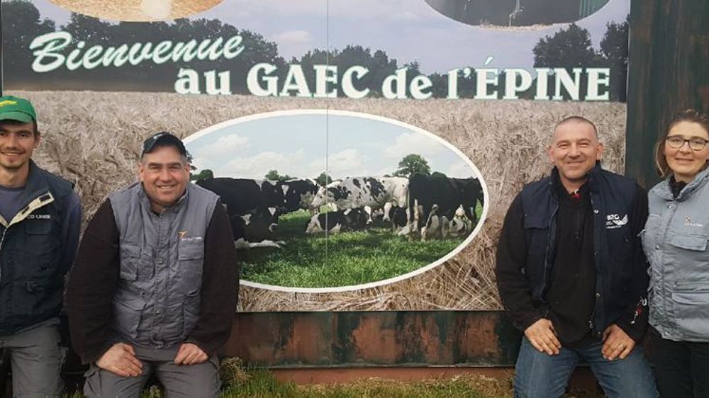 Kilian (salarié à mi-temps) sur l’exploitation, Frédéric, l’ancien agriculteur devenu salarié et les époux Besançon, Pierre et Audrey.  © DR