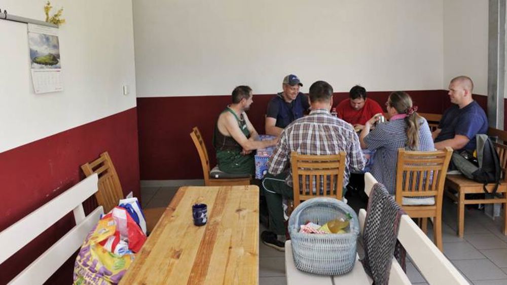 Pause-déjeuner (sans incident) entre exploitants et salariés agricoles sur une ferme en Allemagne. © Cédric Faimali/GFA