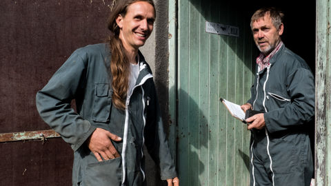 Éleveur laitier au Louroux (Indre-et-Loire), Dominique Gibon (à droite) a engagé Simon (à gauche) après sa formation à Cap main-d’oeuvre. © Sébastien Pons