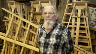Jean Pierre Remy est ébéniste à Cuers, dans le Var. Jean Pierre Remy est ébéniste à Cuers, dans le Var.