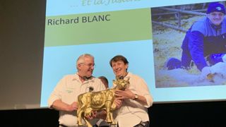 Premier président de FaireFrance, Richard Blanc a reçu la Justine d'or en compagnie de son épouse Véronique. Ce prix récompense les personnes qui s'investissent dans le lait équitable.
