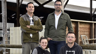 Xavier Boucard (à gauche) et son frère Denis sont associés dans l’EARL Milk Jug. Bien que plus jeune, le second s’est installé en premier, en 2002, avec ses parents, rejoint six ans après par son aîné. Parallèlement, il a développé un cabinet de conseils informatiques et stratégiques. Aujourd’hui, il assure le travail un week-end sur deux et durant les vacances de Xavier. C’est ce dernier qui conduit l’exploitation. Son fils Quentin et sa belle-fille Solène Grollet l'ont rejoint comme salariés l