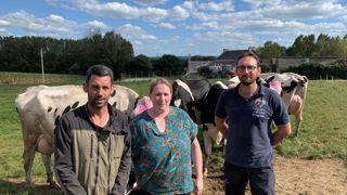 Mickaël et Amélie Philippe, du Gaec du Tertre au Vent (Côtes d'Armor), se sont appuyés sur les conseils de leur vétérinaire Tanguy Rault (à droite) pour surmonter une épidémie de mammites. Mickaël et Amélie Philippe, du Gaec du Tertre au Vent (Côtes d'Armor), se sont appuyés sur les conseils de leur vétérinaire Tanguy Rault (à droite) pour surmonter une épidémie de mammites.