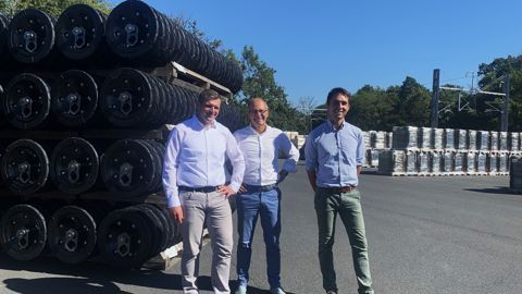 De gauche à droite : Henri Zinck, directeur des ventes ; Olivier Phely, président directeur général, et Jean-Baptiste Lours, responsable marketing. De gauche à droite : Henri Zinck, directeur des ventes ; Olivier Phely, président directeur général, et Jean-Baptiste Lours, responsable marketing.