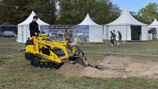 Le porte-outil à chenilles TOM-K MS-400T est l'un des plus puissant de la gamme avec sa motorisation diesel Perkins de 25 ch.