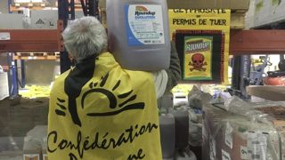 Des militants du collectif anti-OGM Faucheurs volontaires se sont introduits dans les locaux d'Arterris à Carcassonne, pour dénoncer le projet européen de renouvellement du glyphosate. Des militants du collectif anti-OGM Faucheurs volontaires se sont introduits dans les locaux d'Arterris à Carcassonne, pour dénoncer le projet européen de renouvellement du glyphosate.